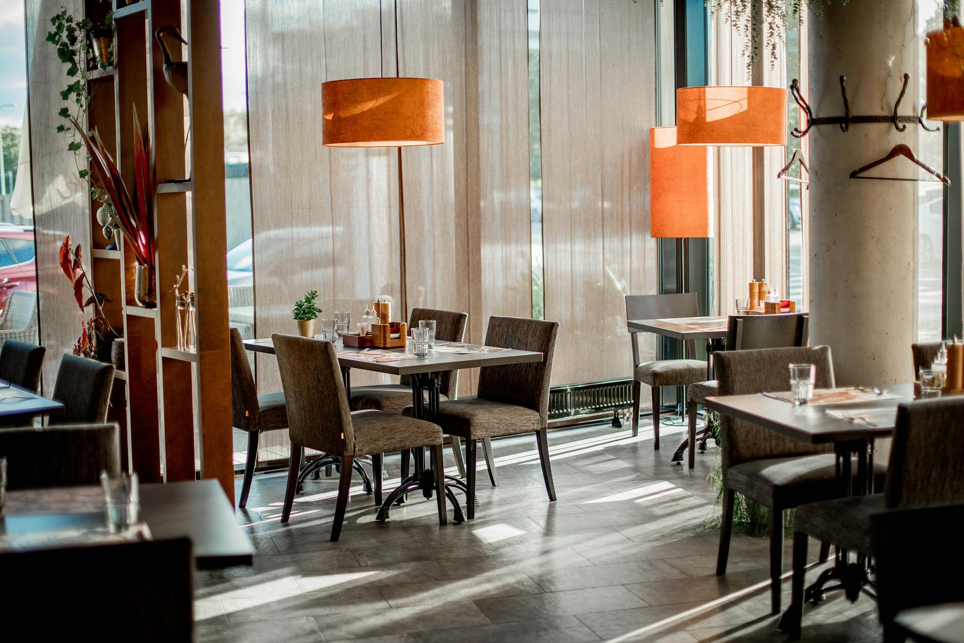 Gemütliches Ambiente mit Kerzenschein und Wein