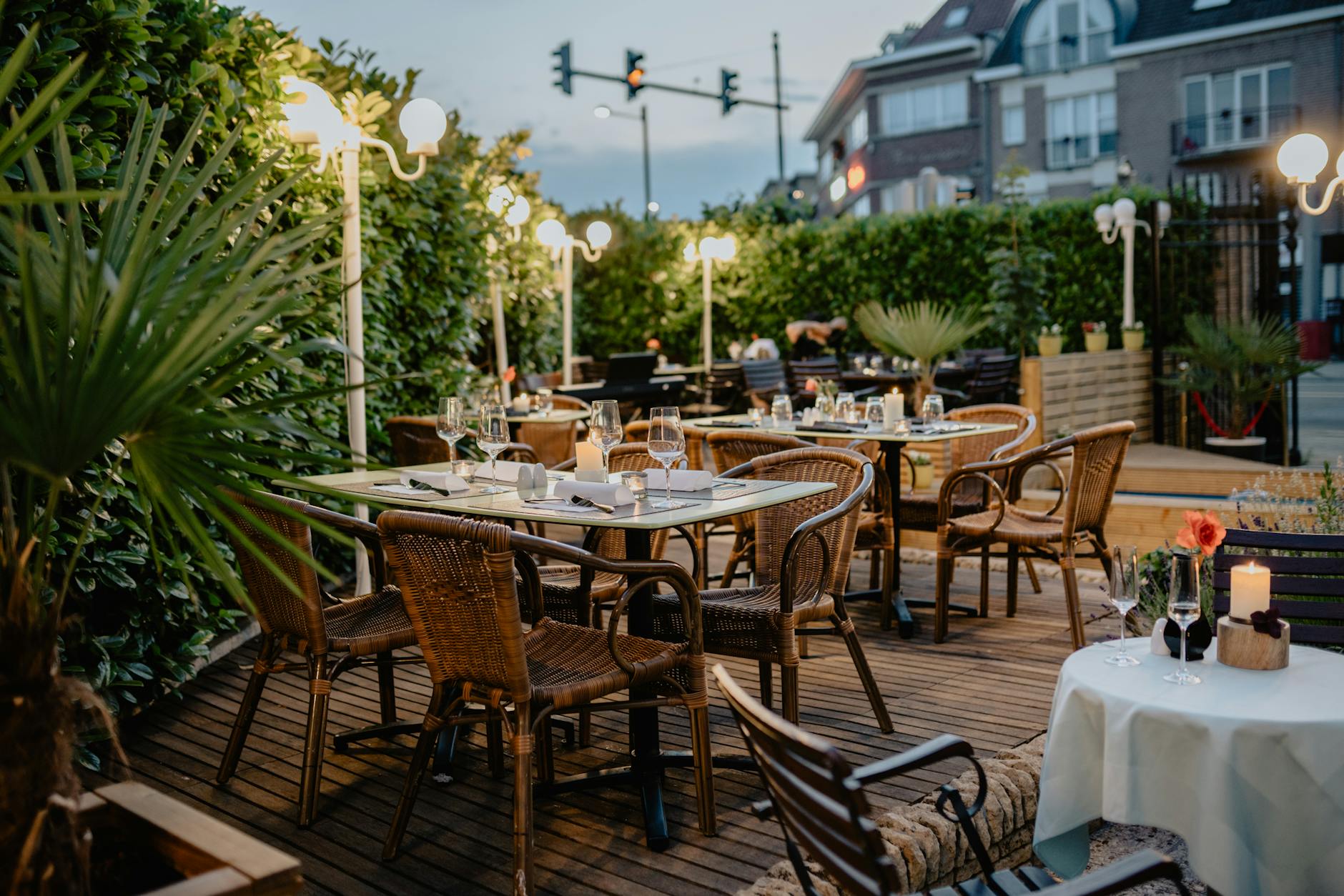 Sonnenterassa im Sommer — Outdoor-Dining unter Bäumen