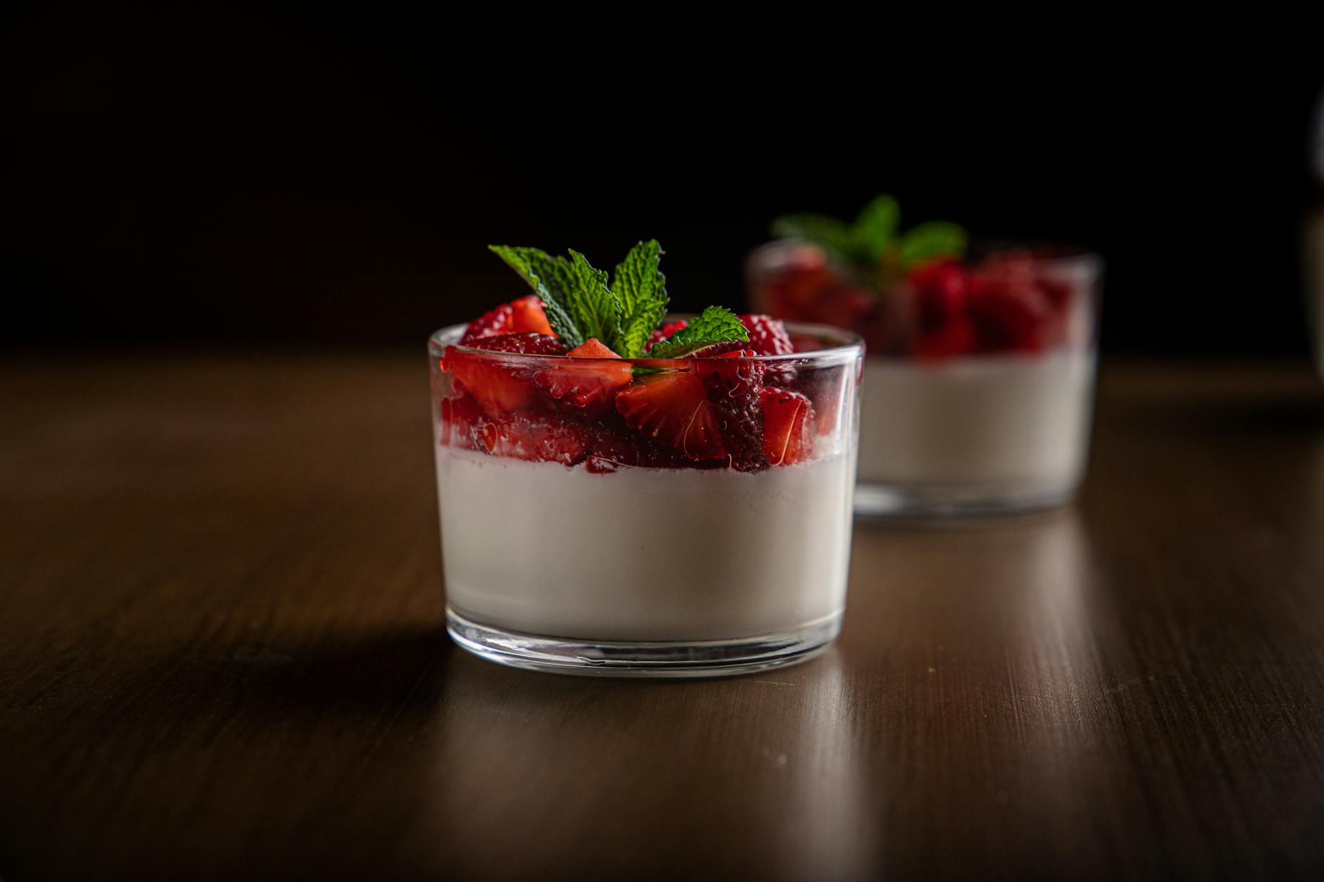 Panna cotta mit frischen Beeren der Saison